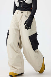 Pantalones de nieve holgados con bolsillos cargo y bloques de color beige para mujer
